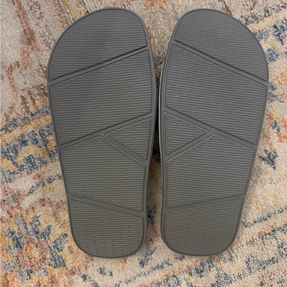 NWOT Havaianas women’s or men’s  Metallic Gray Slide Sandals - Picture 2 of 4
